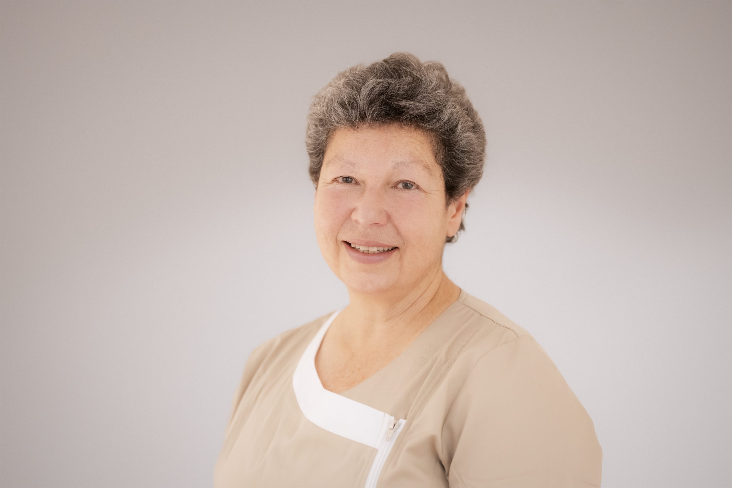 Porträt Praxismanagerin Mariam, private Augenarztpraxis Dr. Peyman-Meyer in Kaarst