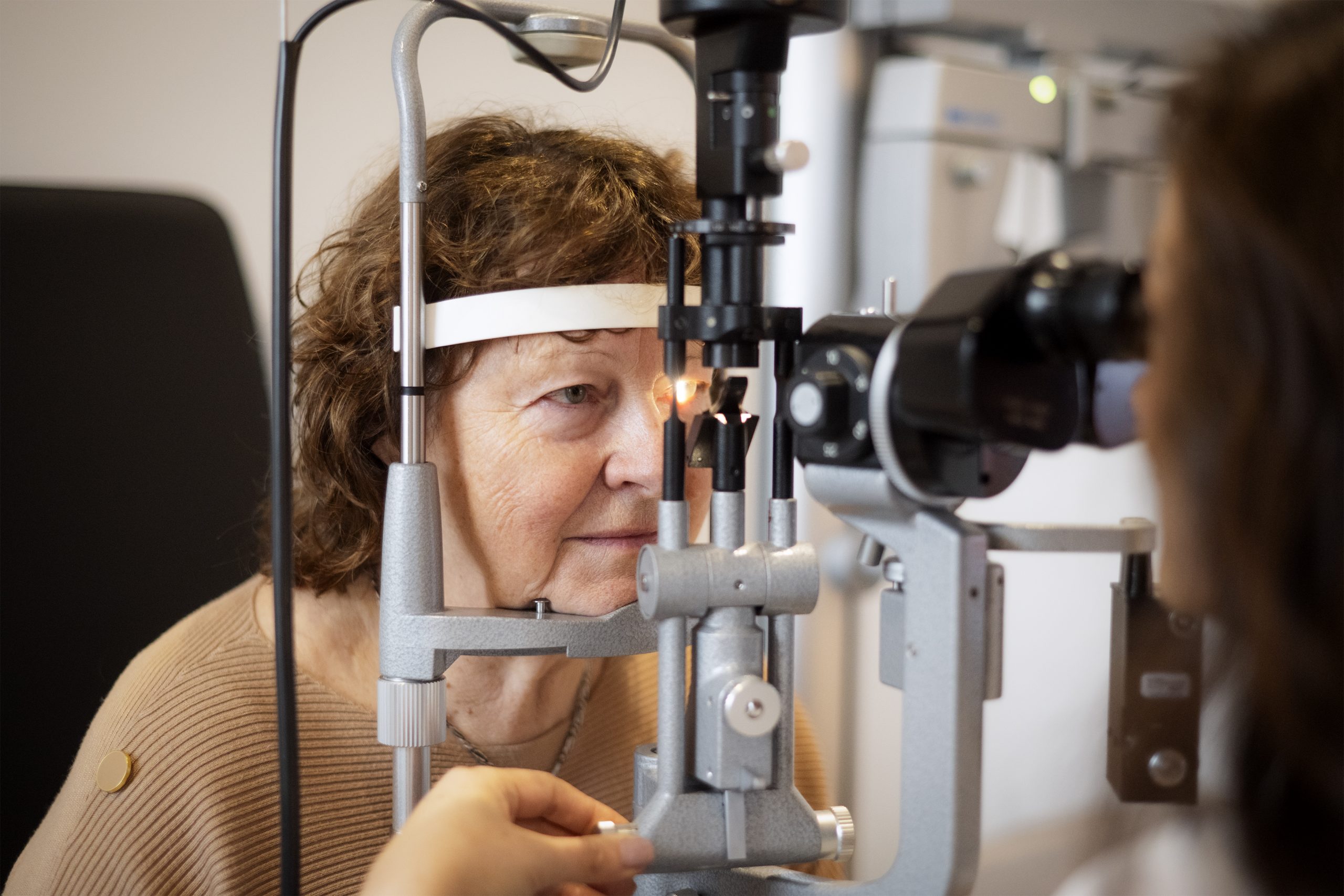 Augenuntersuchung mit Spaltlampe, Dr. Peyman-Meyer, private Augenarztpraxis in Kaarst