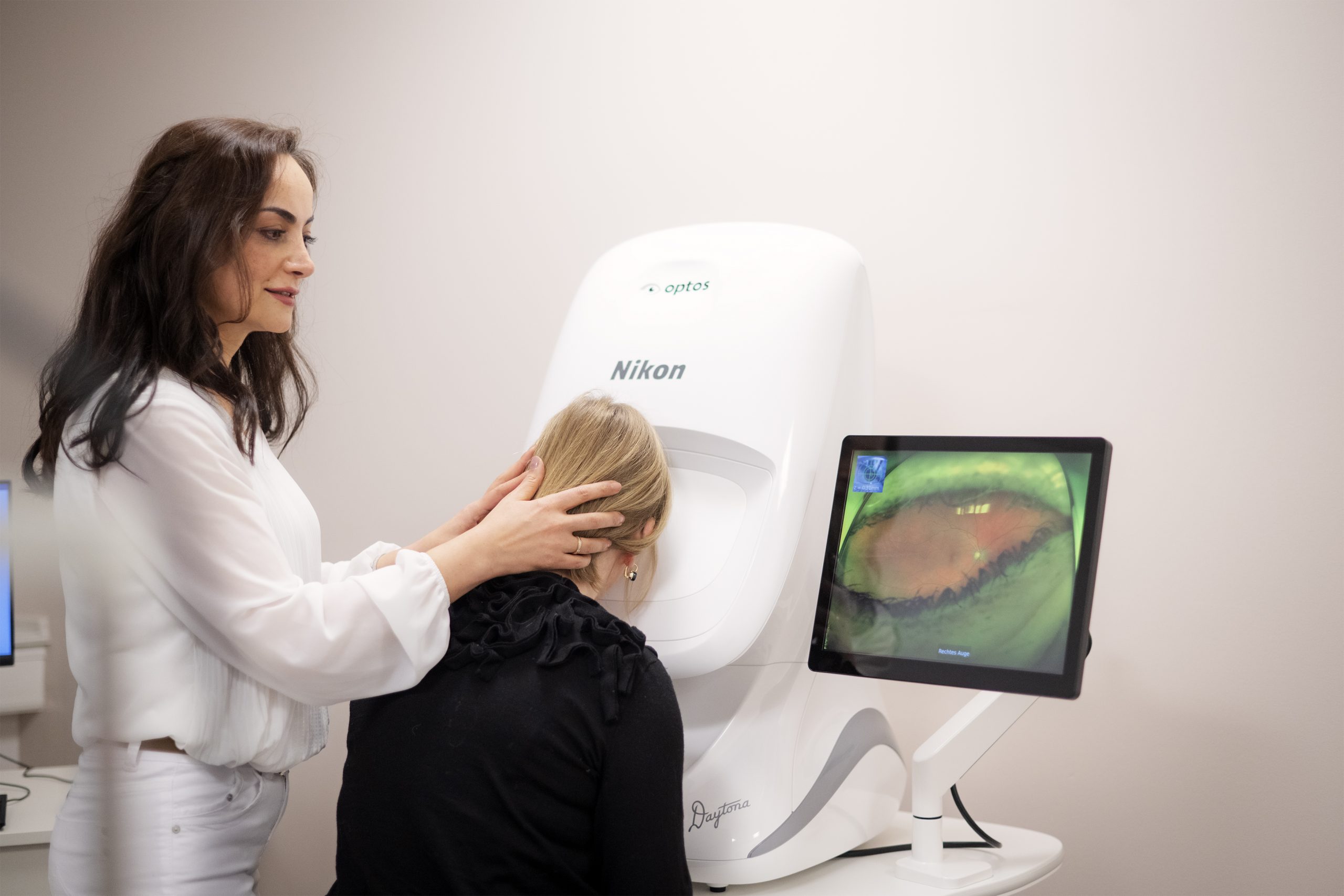 NIKON Ultra-Weitwinkel Netzhaut-Scanner Optimap Daytona zur Untersuchung der Netzhaut, für die Augenuntersuchung, Dr. Peyman-Meyer, private Augenarztpraxis in Kaarst