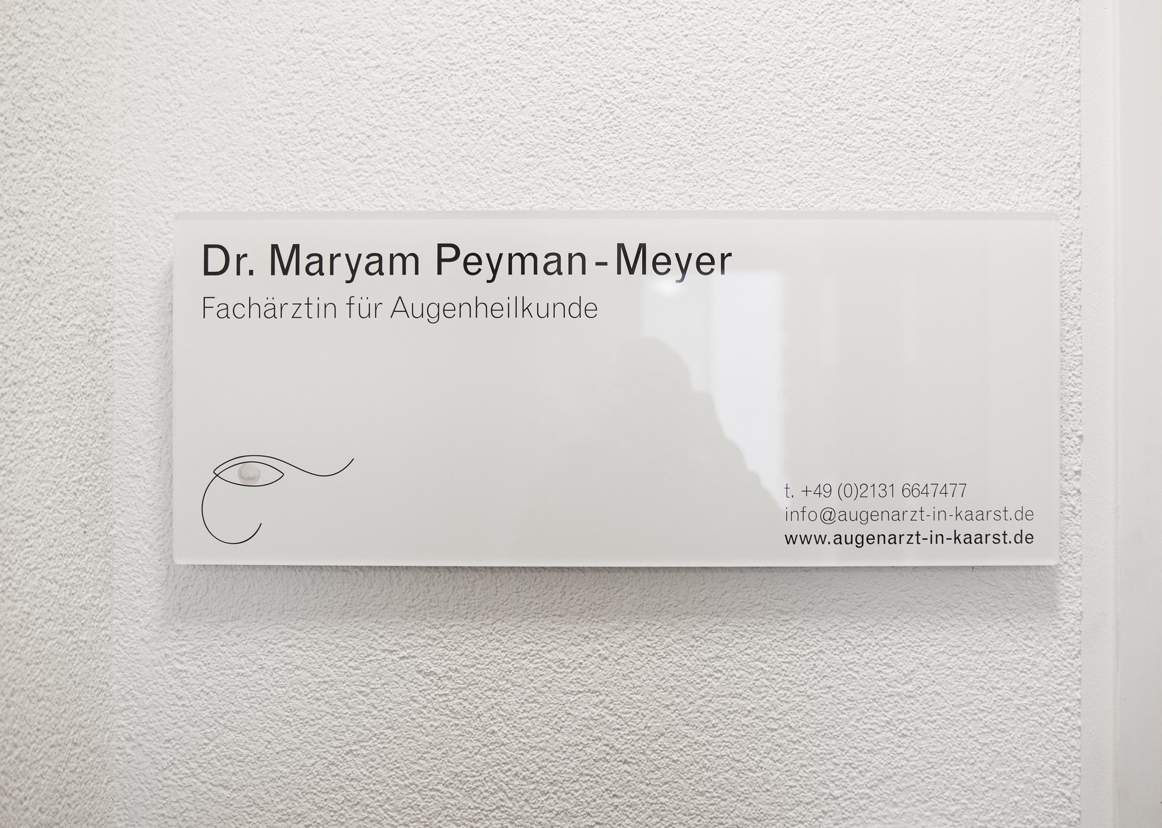 Praxis-Schild am Eingang zur Praxis, Dr. Peyman-Meyer, private Augenarztpraxis in Kaarst